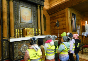 Przedszkolaki oglądają ołtarz główny i nowe tabernakulum.