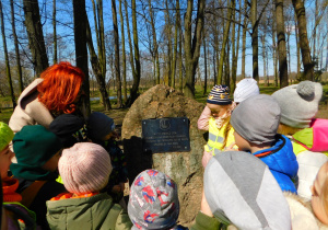 Na pozostałym w parku obelisku Pani Dyrektor odczytała dziecom napis mówiący o tym, że prawdopodobnie w tym miejscu znajdowała się pierwsza siedziba właściciela Łasku.