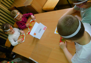 Dzieci z Biedronek i Żabek składają herb Łasku.