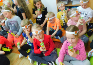 Wszystkie dzieci otrzymały nagrody - soczki za świetną znajomość wiadomości o naszym mieście Łasku.