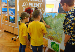 Julia i Patrycja z PP nr 3 pokazują Łask na mapie Polski.