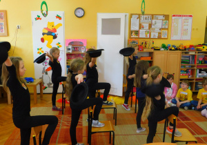 Dziewczynki prezentują układ taneczny z krzesłami.