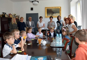 Pani Dyrektor Barbara Nowakowska w imieniu wszystkich dzieci dziękuje Burmistrzowi Łasku za spotkanie.