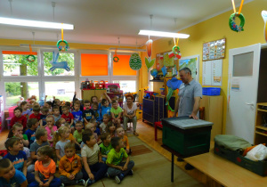 Pan Piotr prezentuje dzieciom pszczeli dom.
