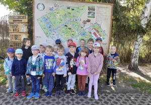 Słoneczka zapoznały się z planem zwiedzania Zoo Safari w Borysewie.