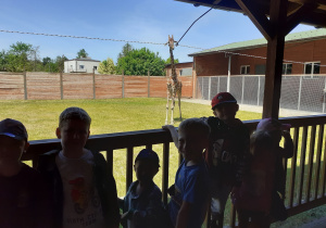 Dzieci odwiedziły i zaprzyjaźniły się z żyrafą.