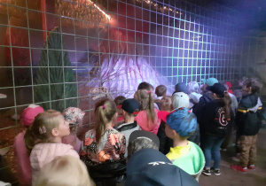 Dzieci w tajemniczym tunelu czekają na wybuch wulkanu.