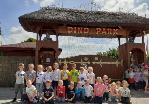 Grupa „Krasnoludków” przed wejściem do Dino Parku.