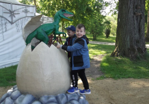 Filip i Oskar przy wyklutym dinozaurze.