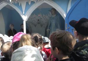 Dzieci słuchają bajki Królowa Śniegu.
