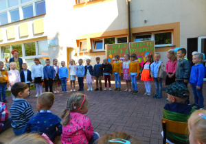 Grupa "Krasnoludków" śpiewa piosenkę dla swoich rodziców.