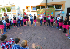 Dzieci z grupy "Misiaczków" w piosence "Dziękuję mamo".