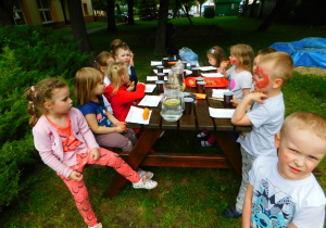 Dzieci z grupy ,,Żabek" degustują paluchy serowe.