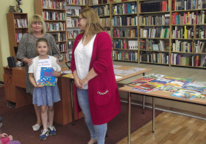 Zosia z grupy Misiaczków otrzymała nagrodę-dyplom i książeczkę.