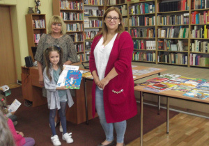 Weronika z grupy Misiaczków otrzymała nagrodę-dyplom i książeczkę.