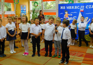 Dzieci ze Słoneczek: Jaś, Antoś, Karolek, Fabianek i Lenka kolejno recytują wiersz na powitanie.