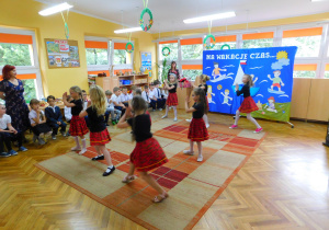 Dziewczynki z koła tanecznego prezentują układ choreograficzny do piosenki Alvaro Soler pt. „Sofia”.