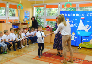 Wszystkie dzieci otrzymały z rąk przewodniczącej Rady Rodziców nagrodę książkową, dyplom ukończenia przedszkola oraz upominki - Wojtek z Misiaczków z nagrodą.