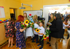 Rodzice ze Słoneczek wraz ze swoimi pociechami dziękują Pani Dyrektor i wychowawczyni, Pani Halince za cudowny czas spędzony w przedszkolu.