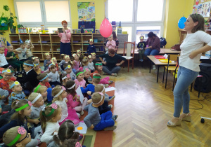 Przedszkolaki w trakcie zabawy ruchowej przy muzyce pt. „Pląs radości”.