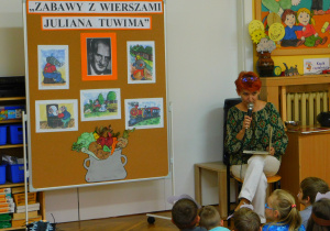 Pani Agnieszka czyta przedszkolakom wiersz "W aeroplanie".