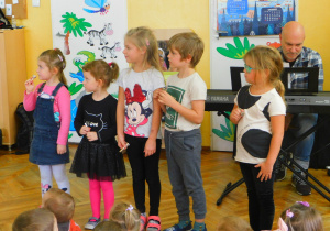 Hania, Maja, Zuzia, Franek i Antosia próbują grać na ustnikach.