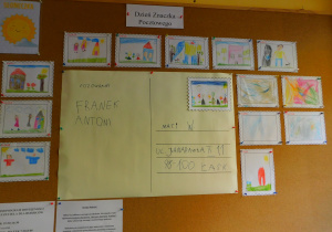 Dzieci z gr. „Słoneczka” prezentują swoje projekty znaczków na Dzień Znaczka Pocztowego.