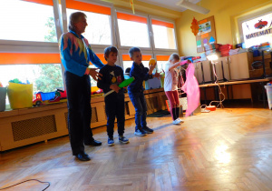 Franek, Mateusz i Lenka z Krasnoludków próbują żonglowania.