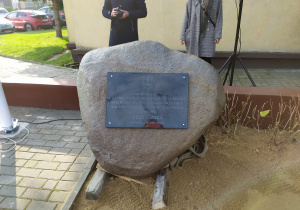 Tablica na kamieniu upamiętniająca Kapsułę Czasu.