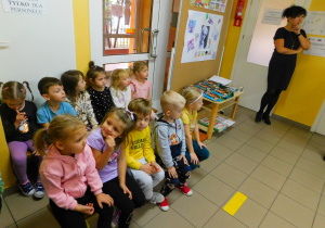 Dzieci z grupy "Biedronki" z uwagą słuchają recytacji wierszy.