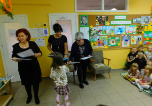 Pani dyrektor, Pani Renia i pani Bożena nagradzają dzieci za udział w konkursie.