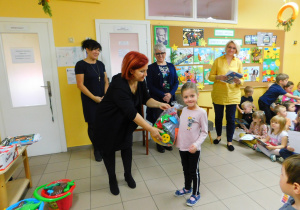 Łucja odbiera nagrodę dla grupy "Słoneczka".