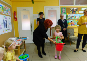 Oliwia odbiera nagrodę dla grupy "Biedronki".