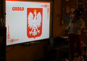 Pani Kamilka omawia kolejny z symboli narodowych - godło Polski.