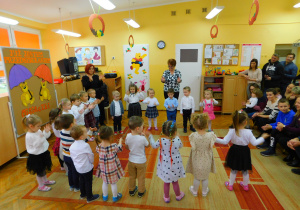 Dzieci klaszczą w rytm piosenki.