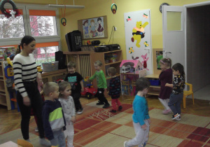 Dzieci reagują ruchem na słowa piosenki (maszerują, skaczą, biegają, zatrzymują się).
