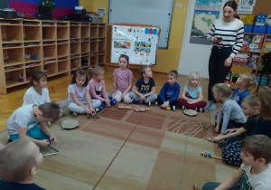 Dzieci poznają instrumenty perkusyjne i sposób grania na nich.