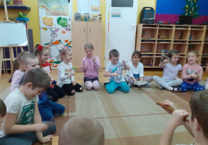 Zuzia i Kamil grają na trójkącie.