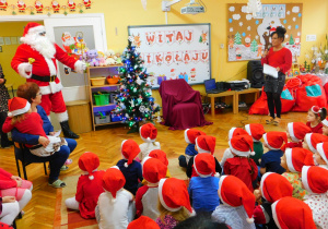 Mikołaj wchodzi do sali i wita dzieci.
