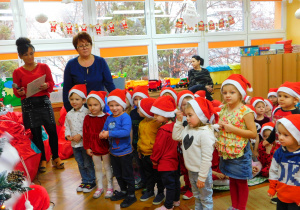 Dzieci z grupy Misiaczków recytują wierszyk dla Mikołaja.