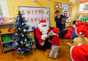 Mikołaj wręcza prezent Oliwierkowi z grupy Misiaczków.
