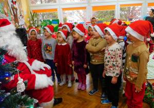 Dzieci z grupy Biedronek śpiewają piosenkę dla Mikołaja.