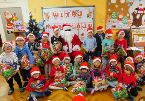 Dzieci z grupy Słoneczek wraz z Mikołajem.