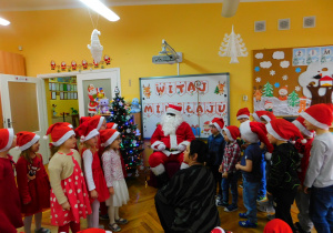 Dzieci z grupy Żabek śpiewają piosenkę dla Mikołaja.