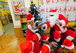 Mikołaj wręcza prezent Kai z grupy Żabek.
