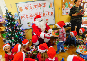 Mikołaj wręcza prezent Natanowi z grupy Żabek.