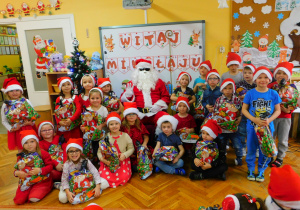 Dzieci z grupy Żabek wraz z Mikołajem.