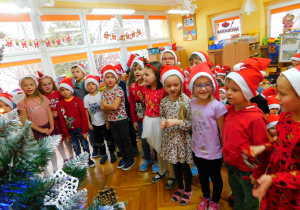 Dzieci z grupy Krasnoludków śpiewają piosenkę dla Mikołaja.