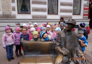 Dzieci przy ławeczce Juliana Tuwima w Łodzi