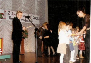 Udział dzieci w konkursie " Z Tuwimem weselej"